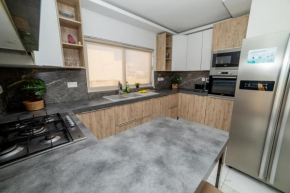 Peaceful Corner Penthouse 3 bed with views